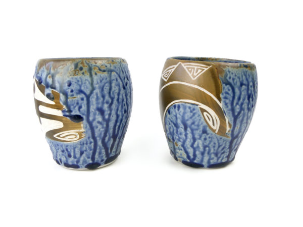 Tasses marquisiennes en céramique bleue et motifs maohi (profil)