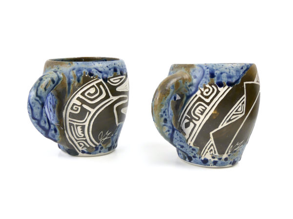 Tasses marquisiennes en céramique bleue et motifs maohi (3/4)