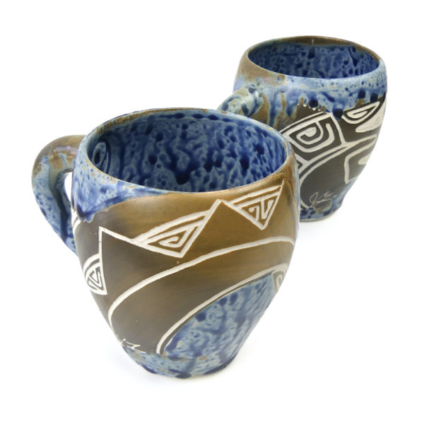 Tasses marquisiennes en céramique bleue et motifs maohi (3/4)