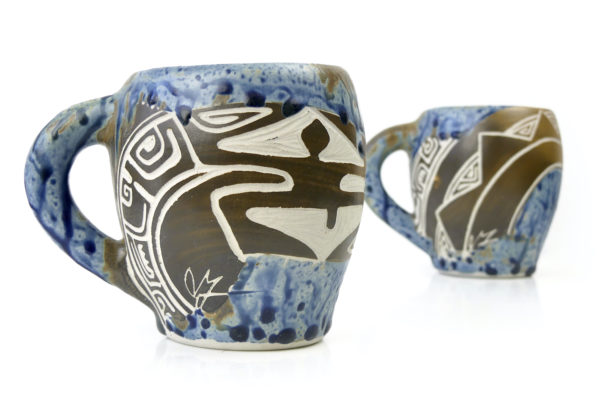 Tasses marquisiennes en céramique bleue et motifs maohi