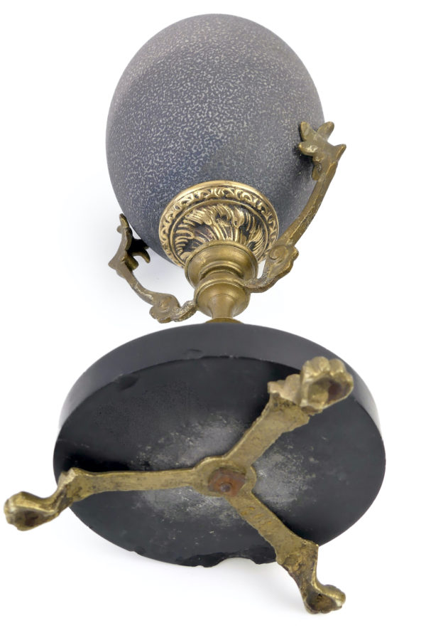 Œuf de casoar monté sur pied en bronze et marbre noir (dessous)