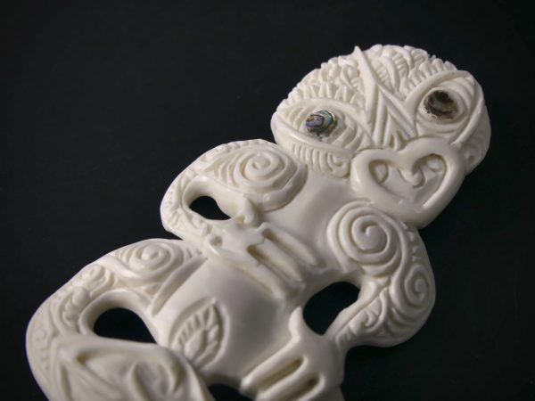 Pendentif Hei Tiki Maori en os sculpté et ormeau (détail 3/4)