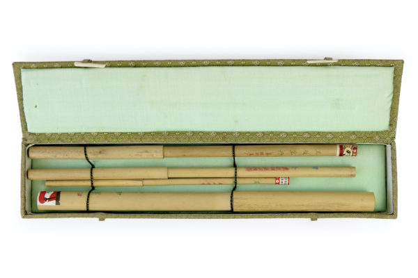 Coffret à calligraphie ancien composé de 4 pinceaux (dessus)