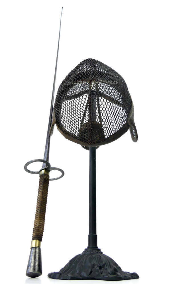 Masque d’escrime sur pied Spiegel et fleuret fin XIXe France
(face)