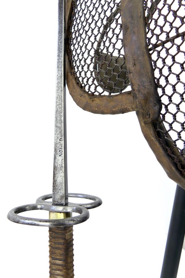 Masque d’escrime sur pied Spiegel et fleuret fin XIXe France
(détail)