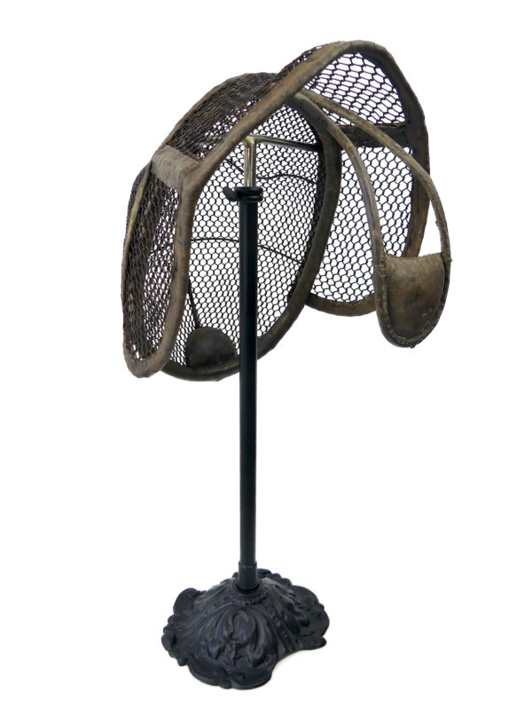 Masque d’escrime sur pied Spiegel et fleuret fin XIXe France
(3/4 dos)