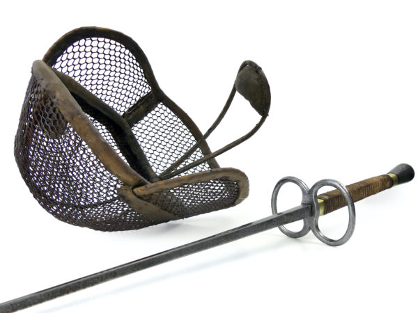 Masque d’escrime sur pied Spiegel et fleuret fin XIXe France