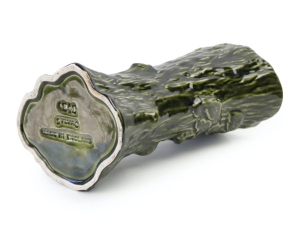 Pichet vert en barbotine au lapin SYLVAC Angleterre (dessous 3/4)