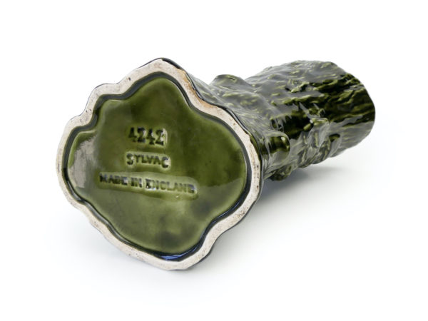 Pichet vert en barbotine au lapin SYLVAC Angleterre (dessous 3/4)