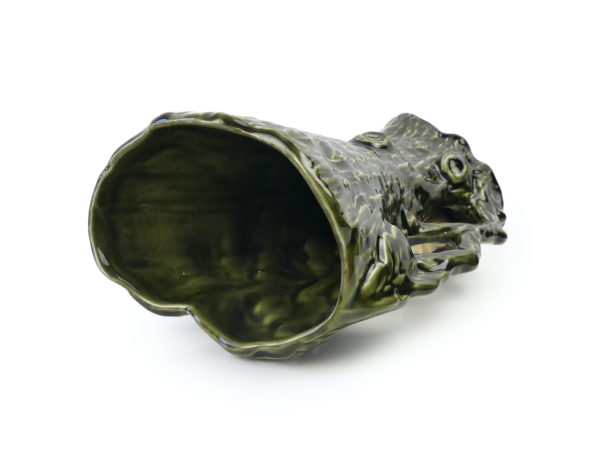 Pichet vert en barbotine au lapin SYLVAC Angleterre (dessus 3/4)