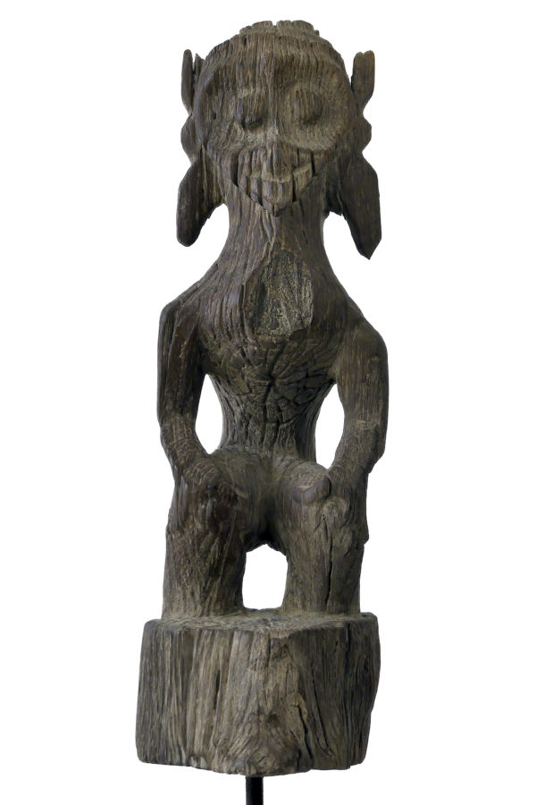 Statue Modang Dayak de Bornéo en bois de fer sur socle (face)