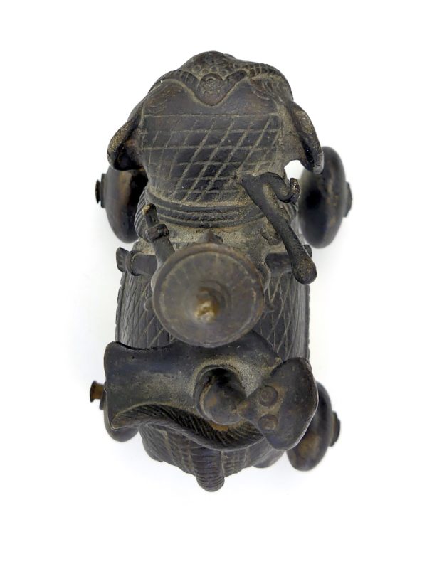 Jouet Rajput éléphant à roulettes en bronze Rajasthan (dessus)