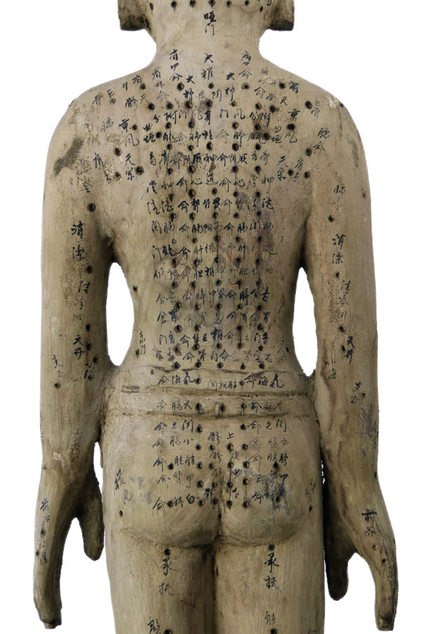 Grande statue acupuncture homme en bois Chine (détail dos)