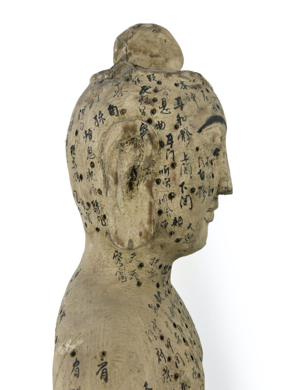 Grande statue acupuncture homme en bois Chine (détail profil)