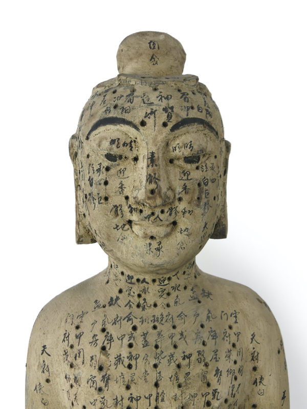 Grande statue acupuncture homme en bois Chine (détail)