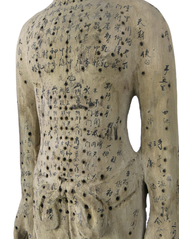 Grande statue acupuncture homme en bois Chine (détail)