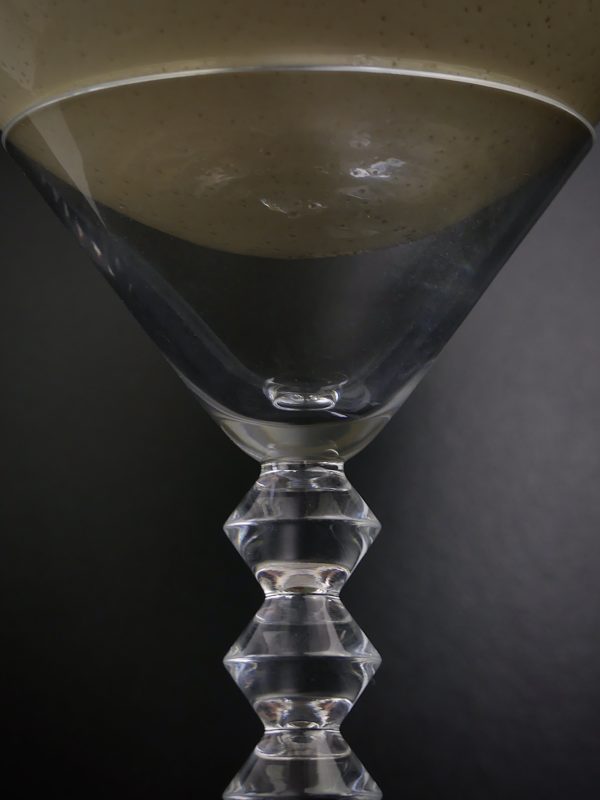 Œuf d’autruche sauvage sur coupe en cristal de Baccarat (détail)