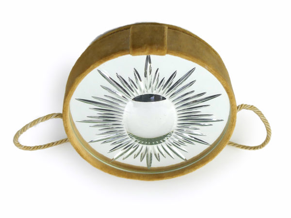Miroir ovale vitré bombé et ciselé en verre et velours jaune d’or (dessus)