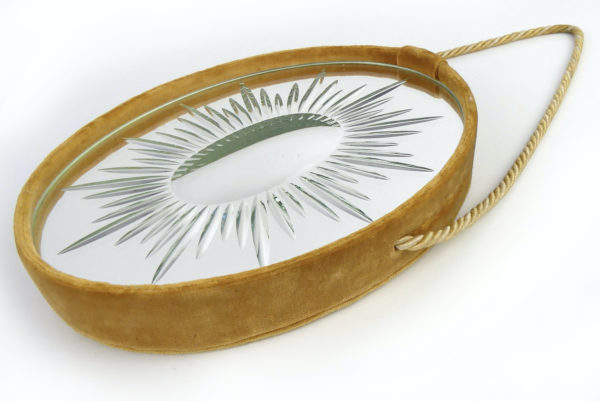 Miroir ovale vitré bombé et ciselé en verre et velours jaune d’or (3/4)
