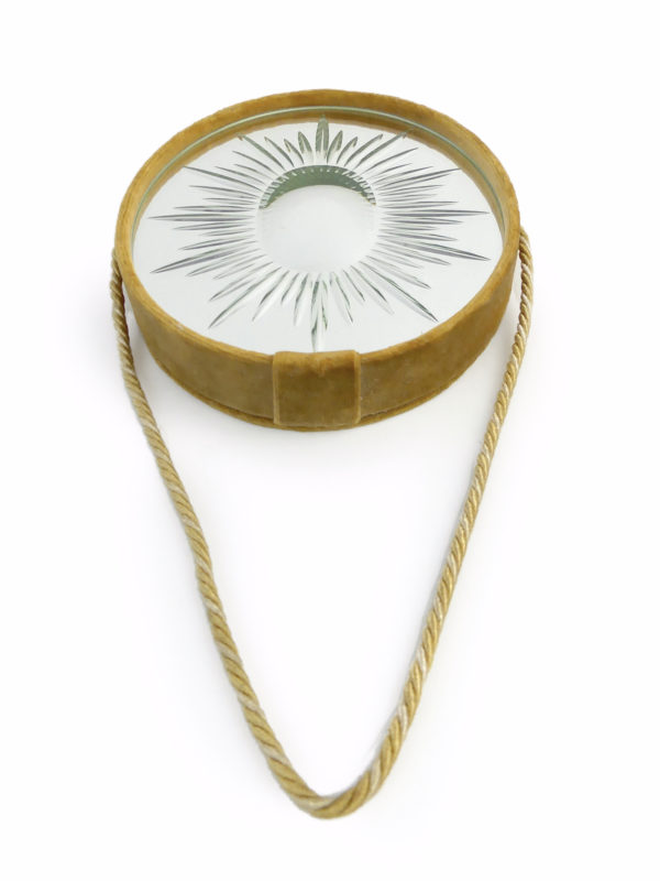 Miroir ovale vitré bombé et ciselé en verre et velours jaune d’or (dessus)