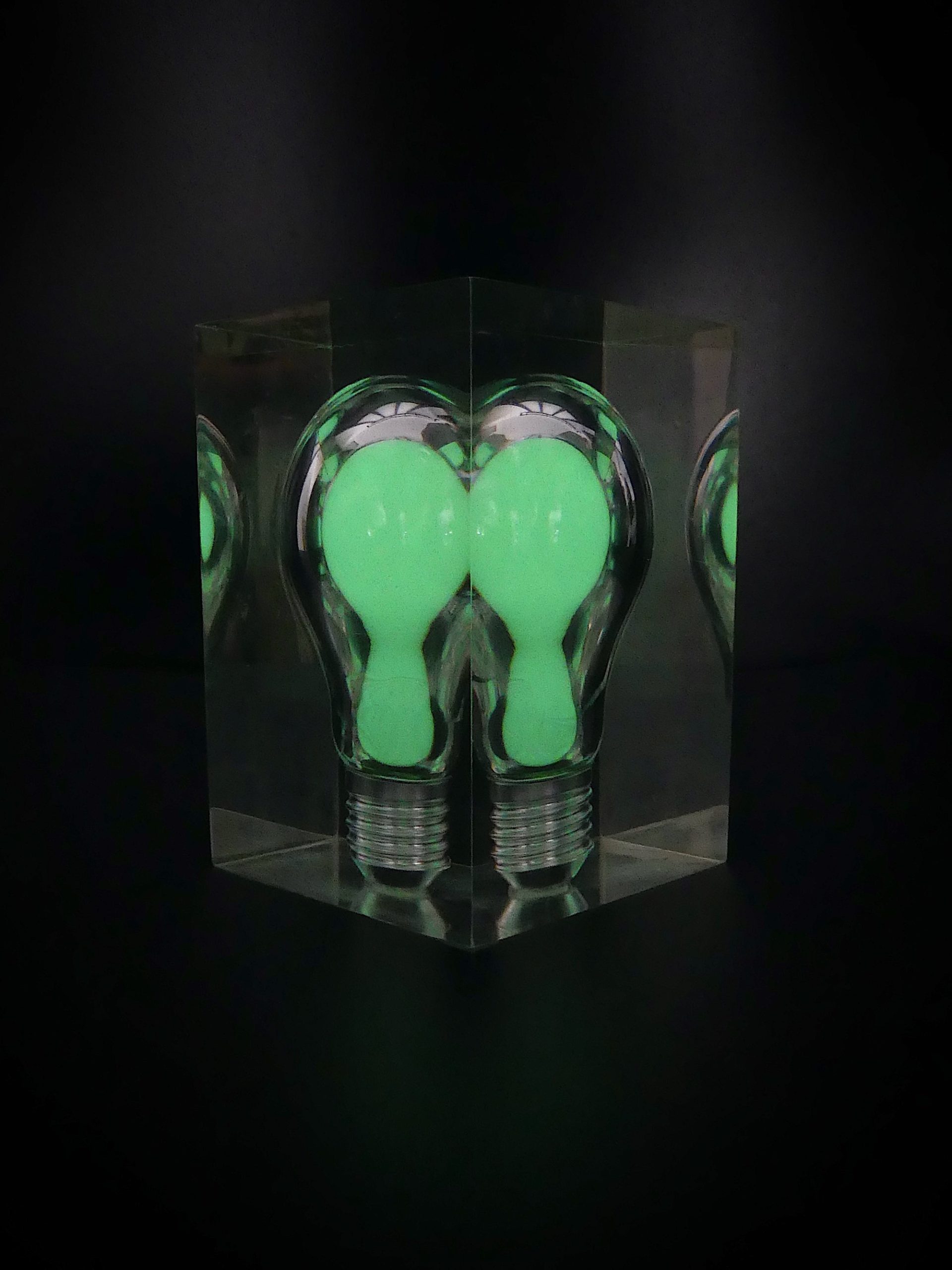 Sculpture Française • Inclusion Ampoule Fluo • Résine• Pierre