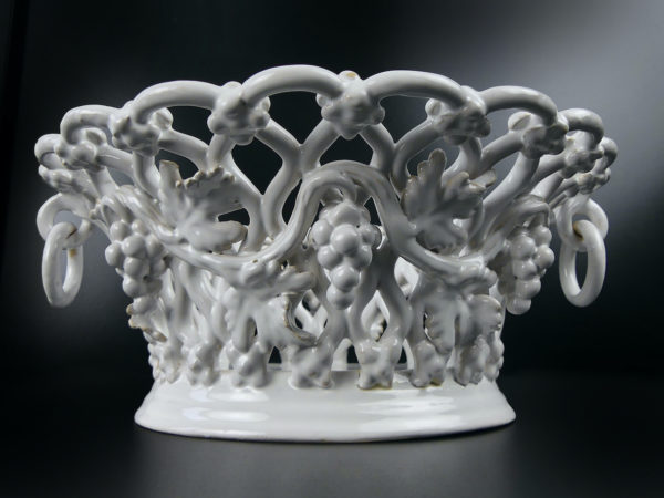 Jardinière Malicorne en faïence blanche Émile Tessier (face)