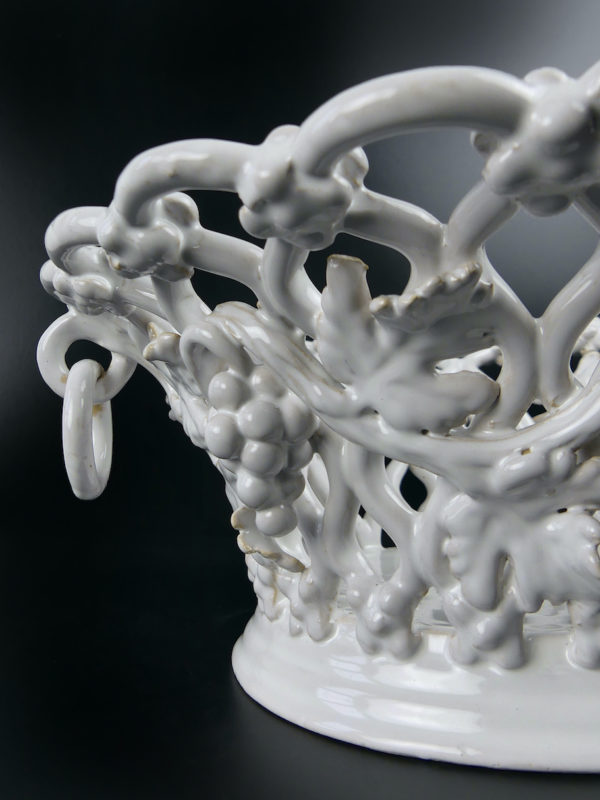 Jardinière Malicorne en faïence blanche Émile Tessier (détail)