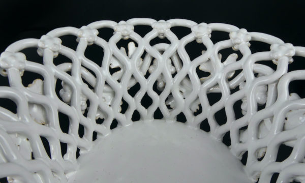 Jardinière Malicorne en faïence blanche Émile Tessier (détail)