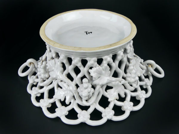 Jardinière Malicorne en faïence blanche Émile Tessier (dessous)