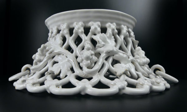 Jardinière Malicorne en faïence blanche Émile Tessier (face dessous)