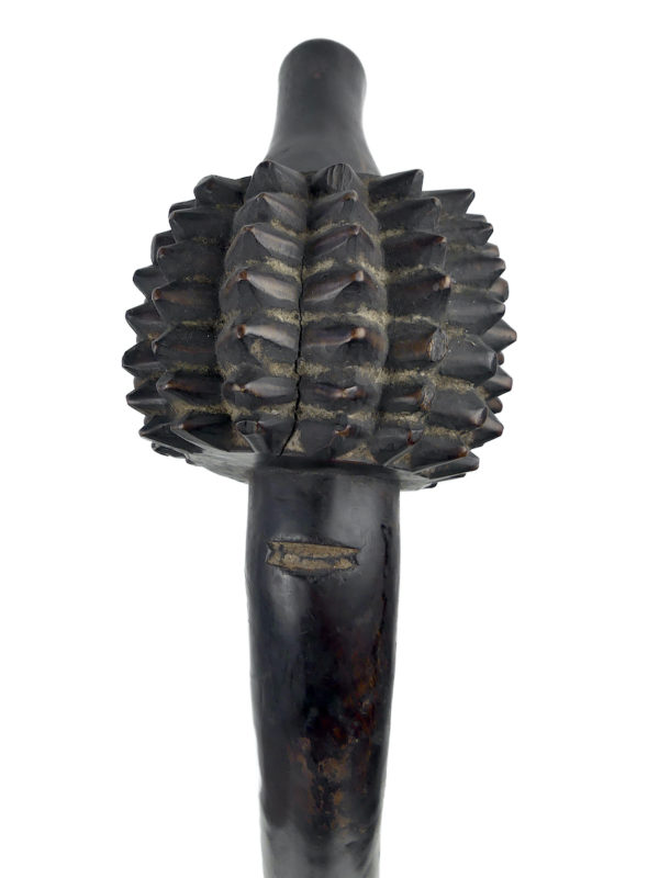 Large massue Totokia fidjienne en bois dur sur socle (détail dessus)