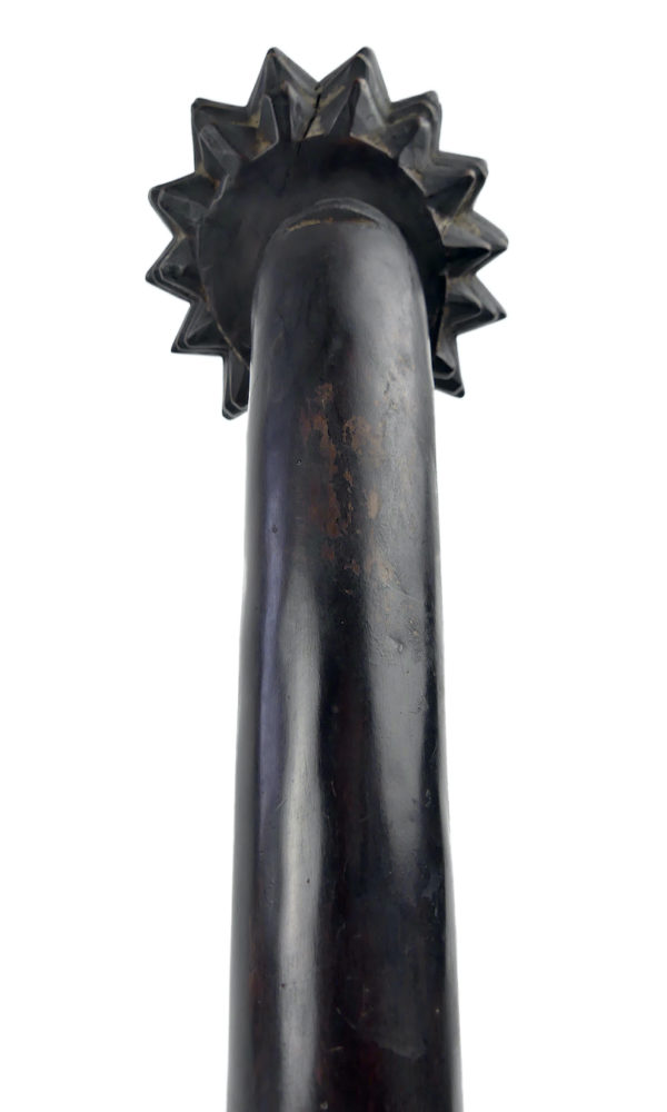 Large massue Totokia fidjienne en bois dur sur socle (détail dos)