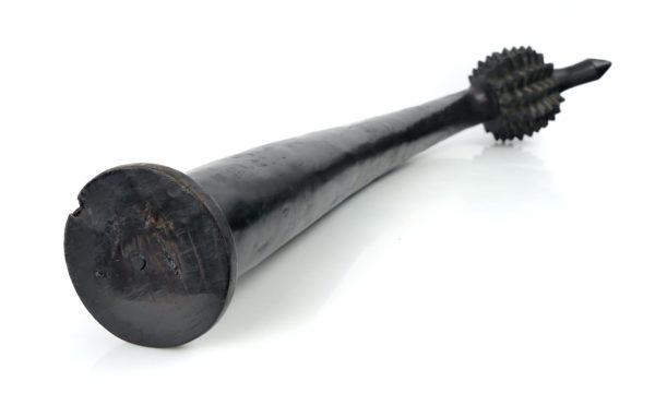 Large massue Totokia fidjienne en bois dur sur socle (dessous 3/4)