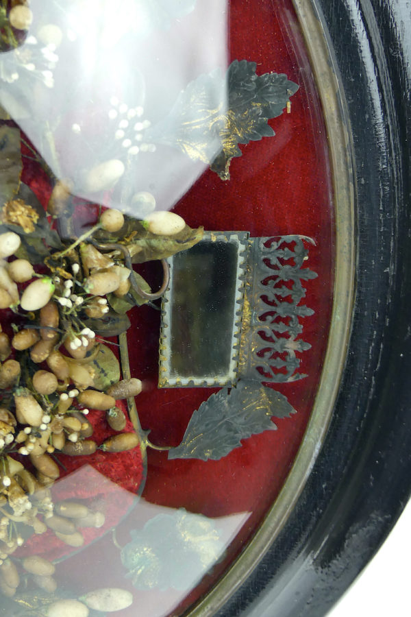 Grand cadre de mariée Napoléon III ovale en bois et verre bombé (détail)