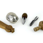 5 casse-noix casse-noisettes anciens en métal et bois (dessus 3/4)