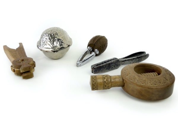 5 casse-noix casse-noisettes anciens en métal et bois (dessus 3/4)