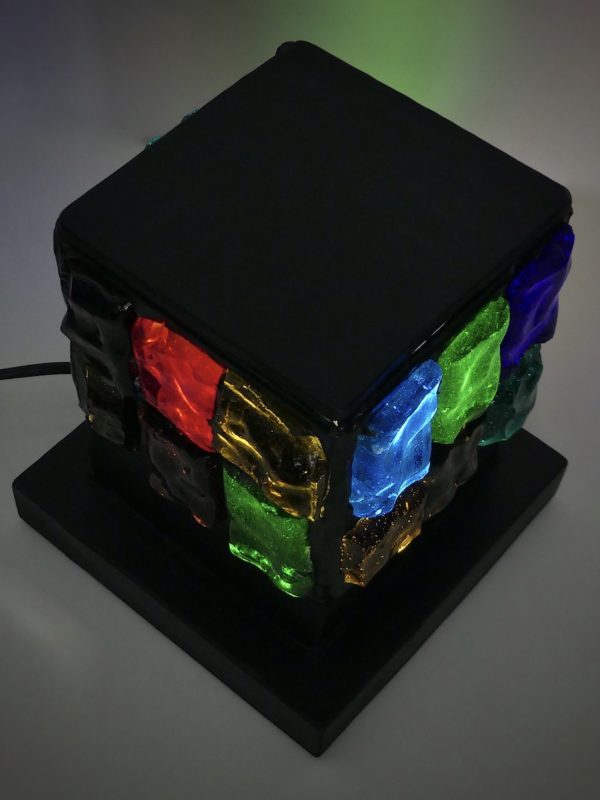 Lampe cube ambiance vitrail design By Bybo France (dessus 3/4)