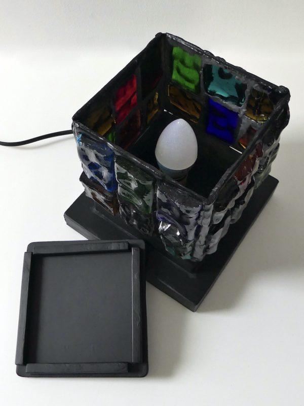 Lampe cube ambiance vitrail design By Bybo France (dessus ouvert)