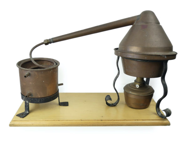 Alambic cuivre et fer forgé ancien Italie Mi-XXe (face)