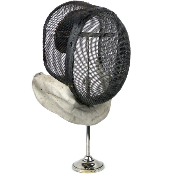 Masque d’escrime en fils de fer fin XIXe sur pied (3/4)