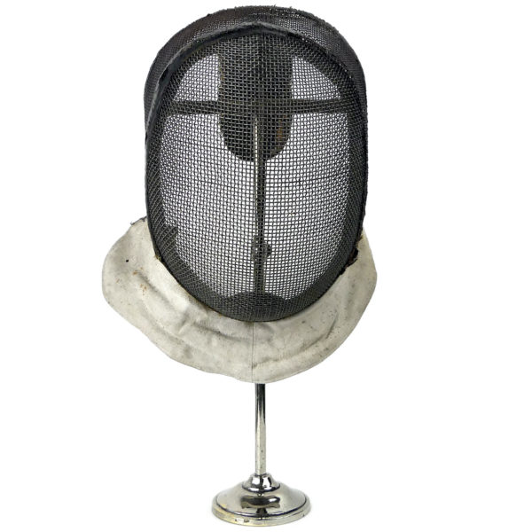 Masque d’escrime en fils de fer fin XIXe sur pied (face)