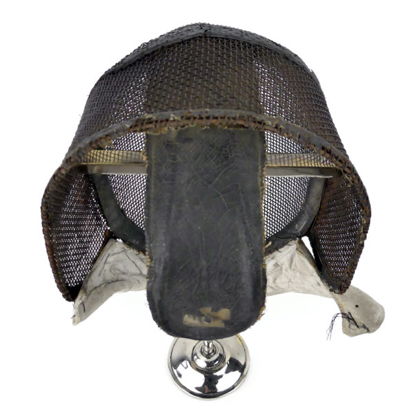 Masque d’escrime en fils de fer fin XIXe sur pied (dessus)