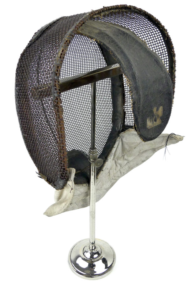 Masque d’escrime en fils de fer fin XIXe sur pied (3/4 dos)