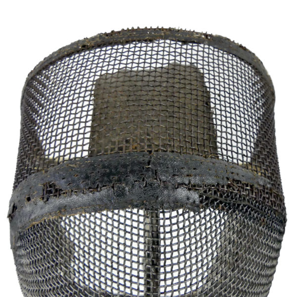 Masque d’escrime en fils de fer fin XIXe sur pied (détail)