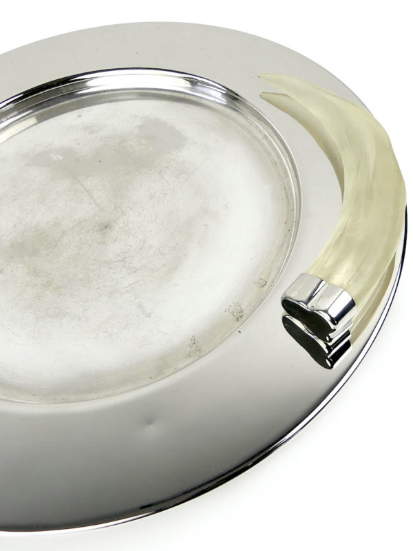 Grand plat Prata Wolff en métal argenté et Lucite givrée Brésil (détail)