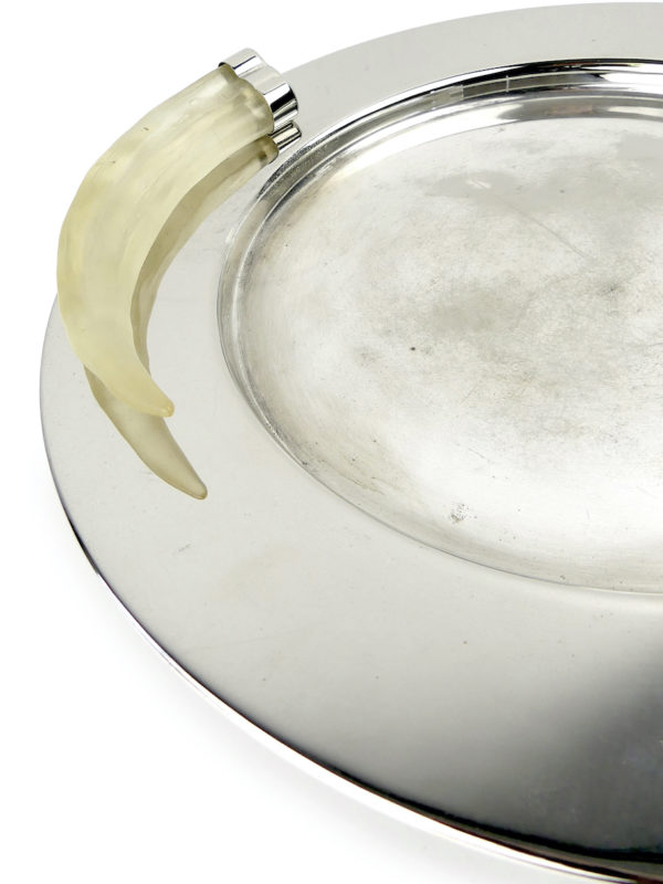 Grand plat Prata Wolff en métal argenté et Lucite givrée Brésil (détail)