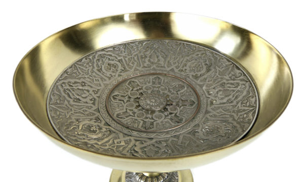 Coupe sur piédouche en laiton et cuivre argenté (détail)