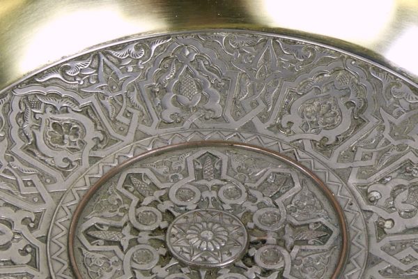 Coupe sur piédouche en laiton et cuivre argenté (détail)