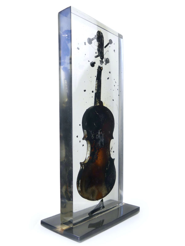 Grande sculpture violon brûlé en résine inclusion signée NAC’S (3/4)