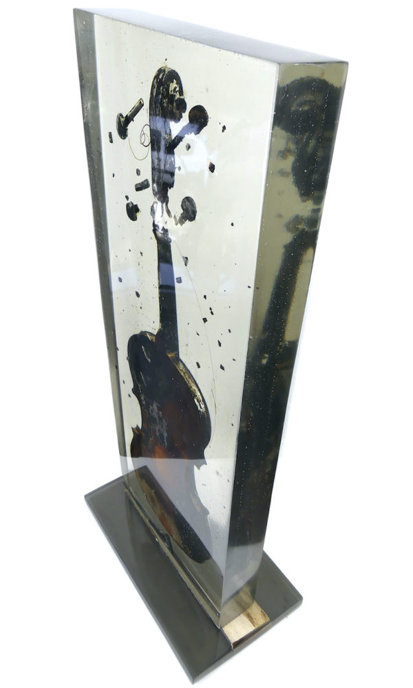 Grande sculpture violon brûlé en résine inclusion signée NAC’S (dessus 3/4)